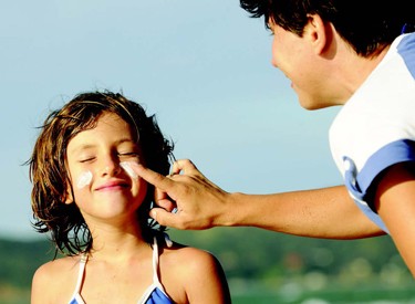 applying-sunscreen